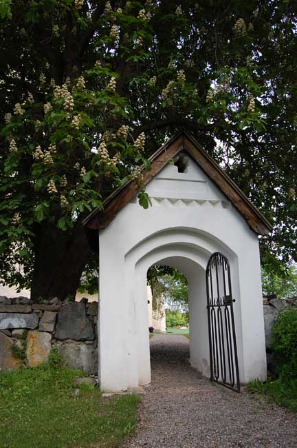 Ytterselö kyrka, stigluckan i väster