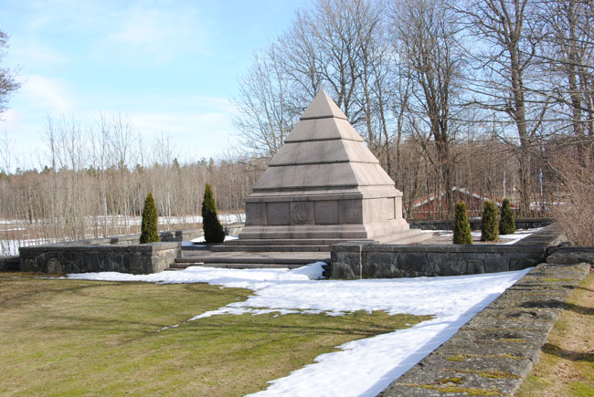 Västerljungs kyrka, kyrkoanläggningen Hallwylkska gravmonumentet