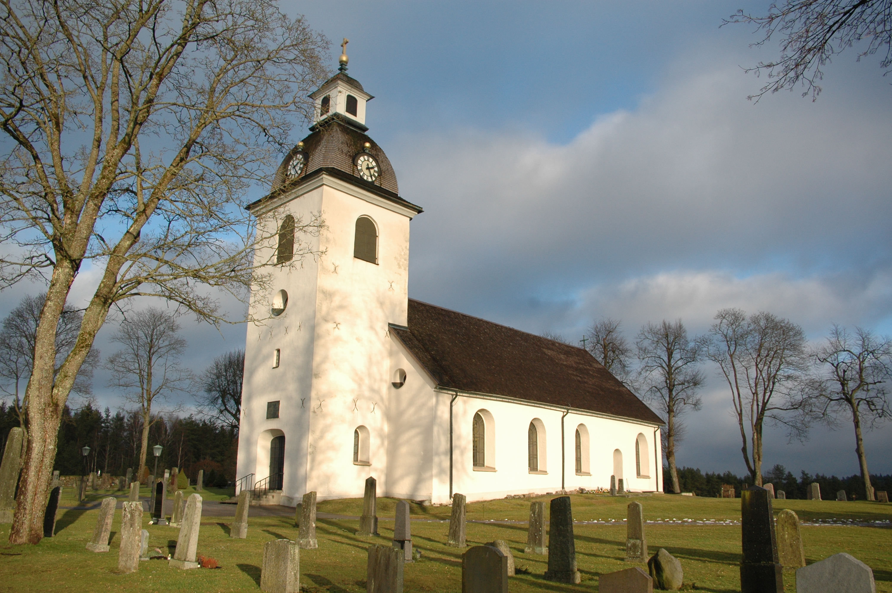 Lerbäcks kyrka, från sydväst