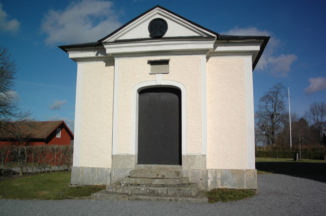 Kräcklinge kyrka, Lagerhielmska gravkoret, södra fasaden