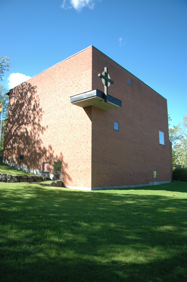 Adolfsbergs kyrka, östra och norra fasaden