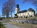 Turinge kyrka, kyrkans södra sida och den äldre delen av kyrkogården