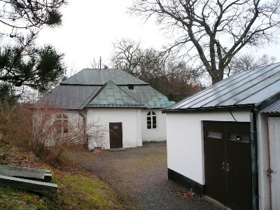 Torö kyrka, norra sidan med sakristian, i förgrunden bårhusest