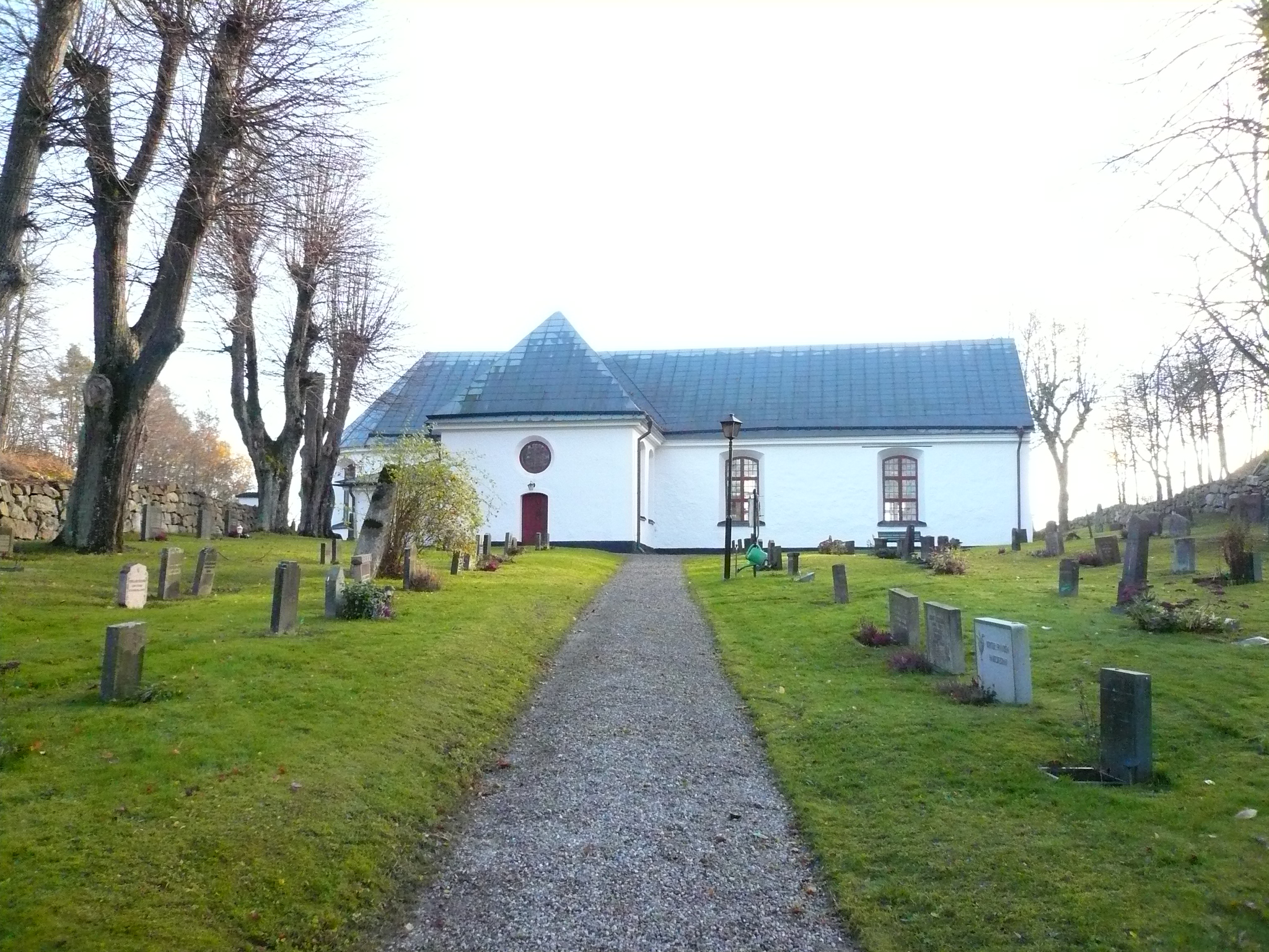 Mörkö kyrka, norra sida och nya delen av kyrkogården