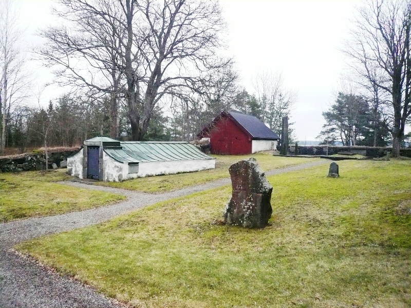 Ytterjärna kyrka, kyrkogårdens noröstra del med gravkor, likbod och runsten