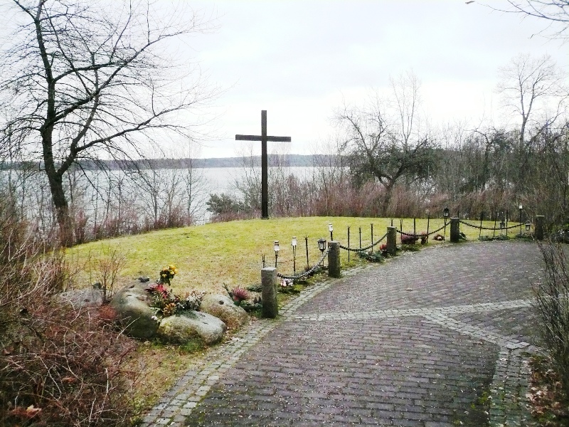 Ytterjärna kyrka, minneslund söder om gamla kyrkogården; i bakgrunden Järnafjärden