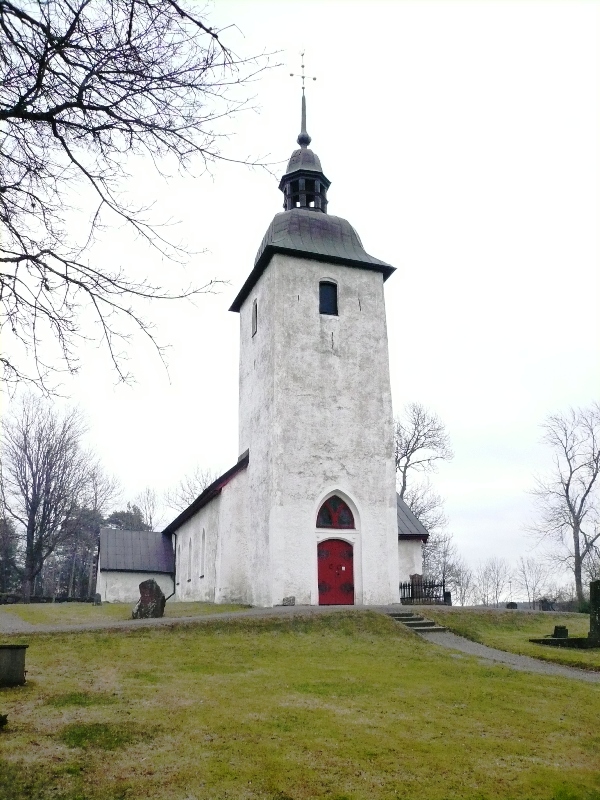 Ytterjärna kyrka med sitt torn i väster och sakristian i N