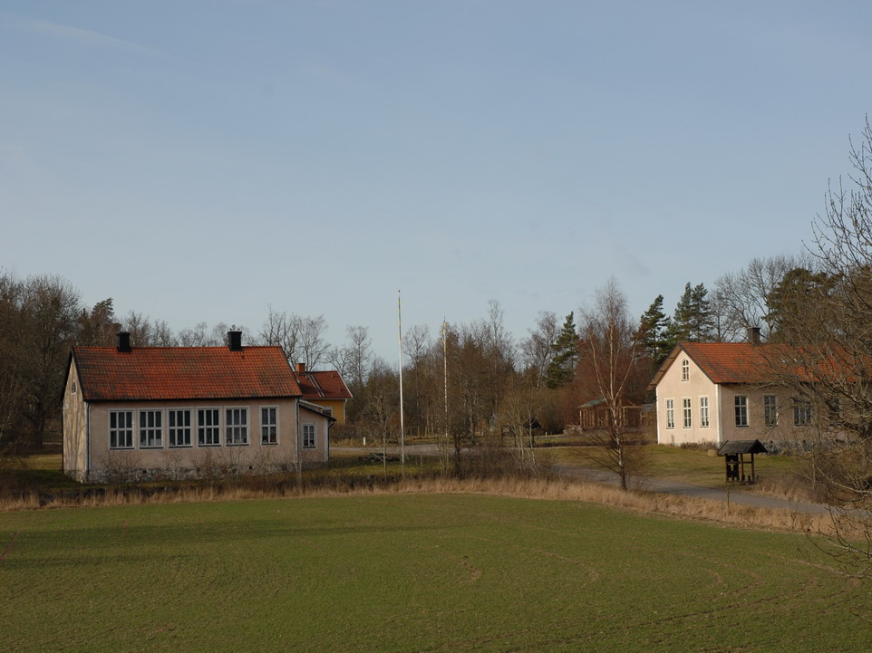 Överenhörna kyrka, Klockargården och skolhus väster om kyrkan