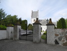 Skabersjö kyrka och kyrkogård, ingången från söder.