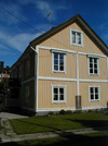 Giktringen 5 husnr2,  bilden visar bostadshuset som finns på tomten. Fasad mot gården.