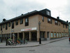 Helge And 16 husnr 1, byggnaden innehåller bostäder samt butikslokaler. Bilden tagen ifrån Smedjegatan/Järntorget.