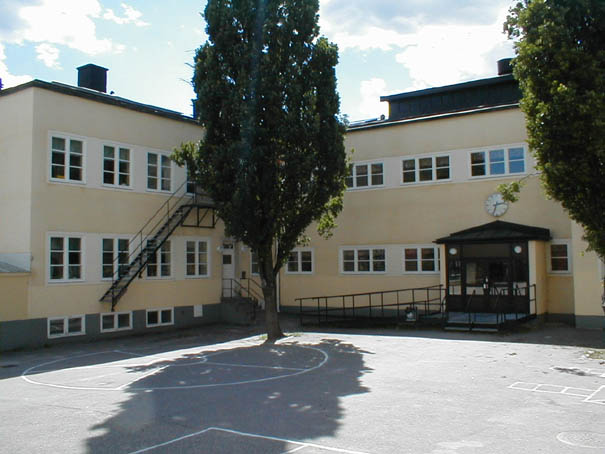 Riksföreståndaren 5 husnr 9003, byggnaden är en del av skolan. Bilden tagen från skolgården.