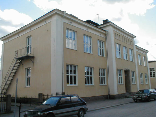 Riksföreståndaren 5 husnr 9002, byggnaden är skola. Bilden är tagen från Nygatan