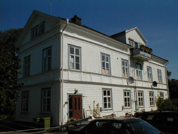 Grindbergartullen 9 husnr 1, byggnaden är ett bostadshus. Bilden är tagen från parkeringen.