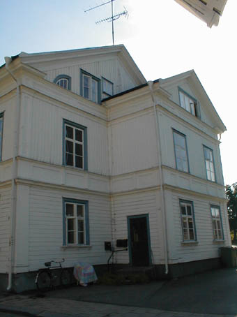 Grindbergartullen 9 husnr 1, byggnaden är ett bostadshus. Bilden tagen från Storgatan.