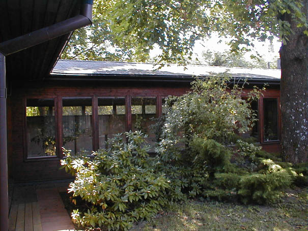 Gäddgården 2 husnr 1, byggnaden på bilden är ett atriumhus. Bilden är tagen innefrån gården.