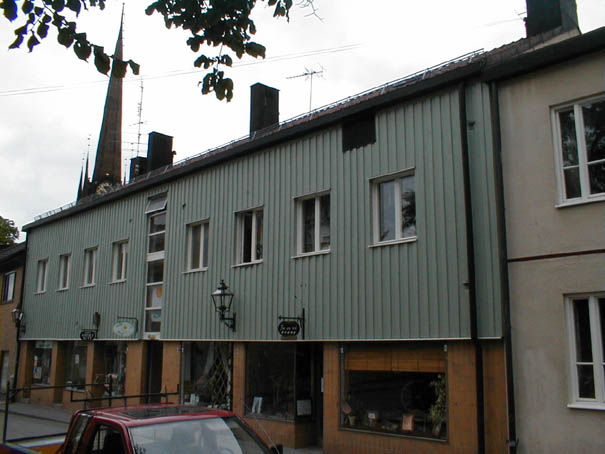 Helge And 10 husnr 2, byggnaden är ett hyreshus. Bilden tagen från Smedjegatan.