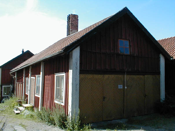 Gamrinus 4 husnr 900, bilden visar en ekonomibyggnad som idag används som garage.