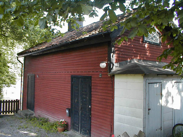 Byggnaden på bilden är en gammal likbod. Bilden är tagen på fasaden som är mot gården.