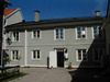 Boktryckaren 1 husnr 1 B, bostadshus med flera lägenheter i. Byggnaden ingår i Levertska gården.
