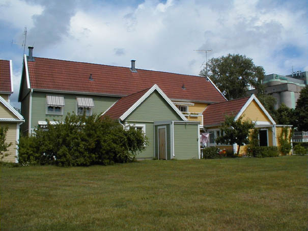 Herrgården 14 husnr 1, på bilden syns även Herrgården 13 (den gulabyggnaden). Man ser även byggnadens förråds byggnad. Byggnaden är ett parhus i två våningar.