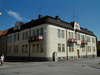 Menlös 4 husnr 1, bilden är tagen från gatkorset Kapellgatan/Trädgårdsgatan.