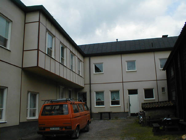 Helge And 17 husnr 4, byggnaden på bilden är där kommunens mätningskontor m.m ligger. Bilden är från gården.
