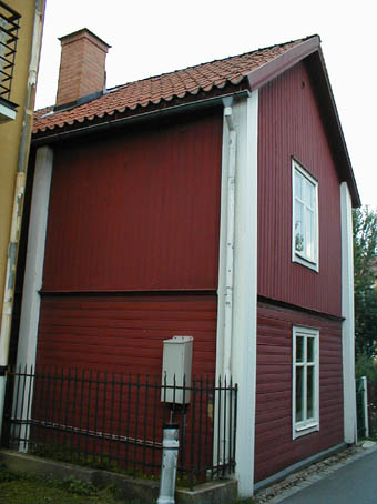 Dragaren 12 husnr 1 A, bilden visar bostadshusets gavel ut mot Olofsgatan.