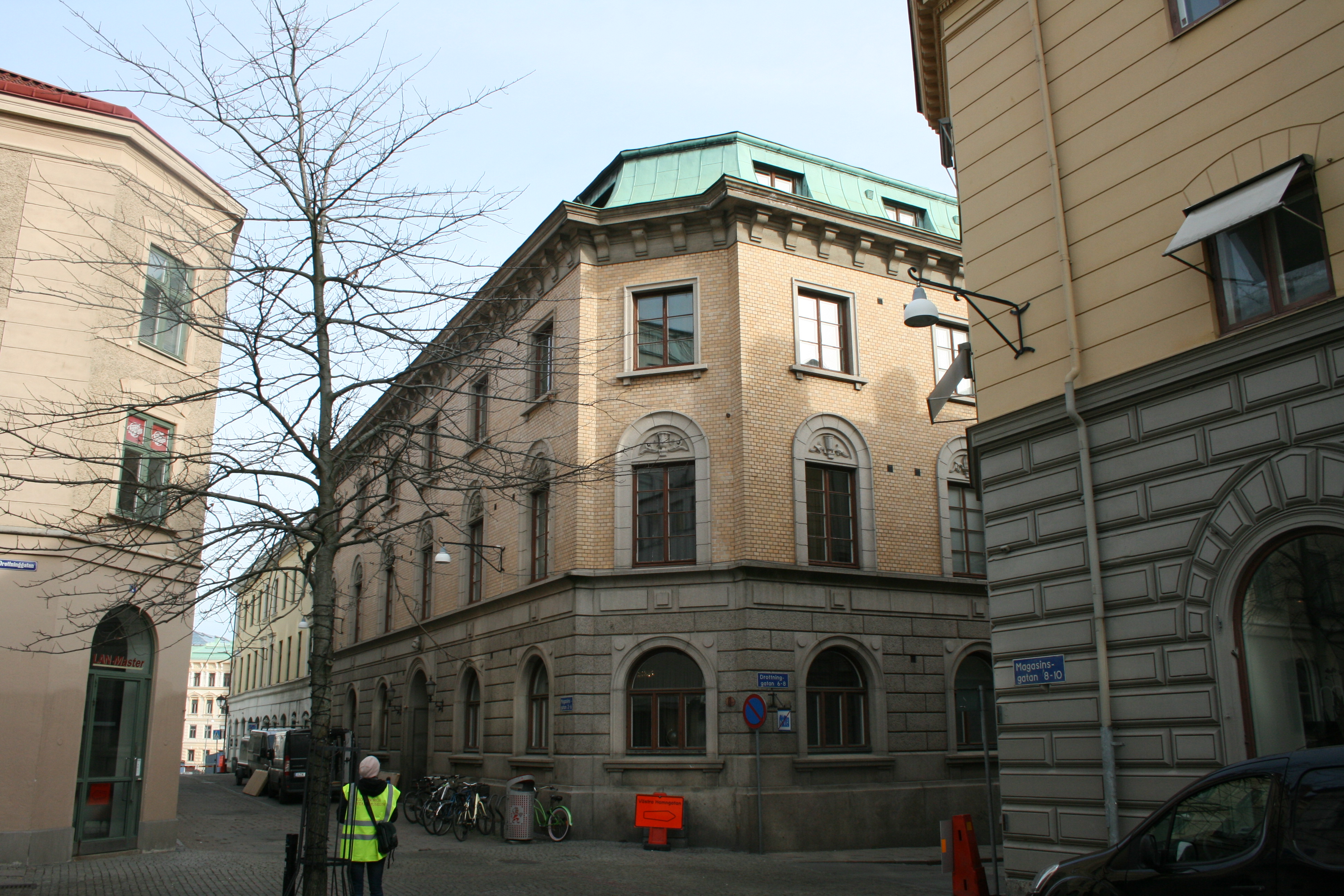 Hörnfasad Magasinsgatan/Drottninggatan.