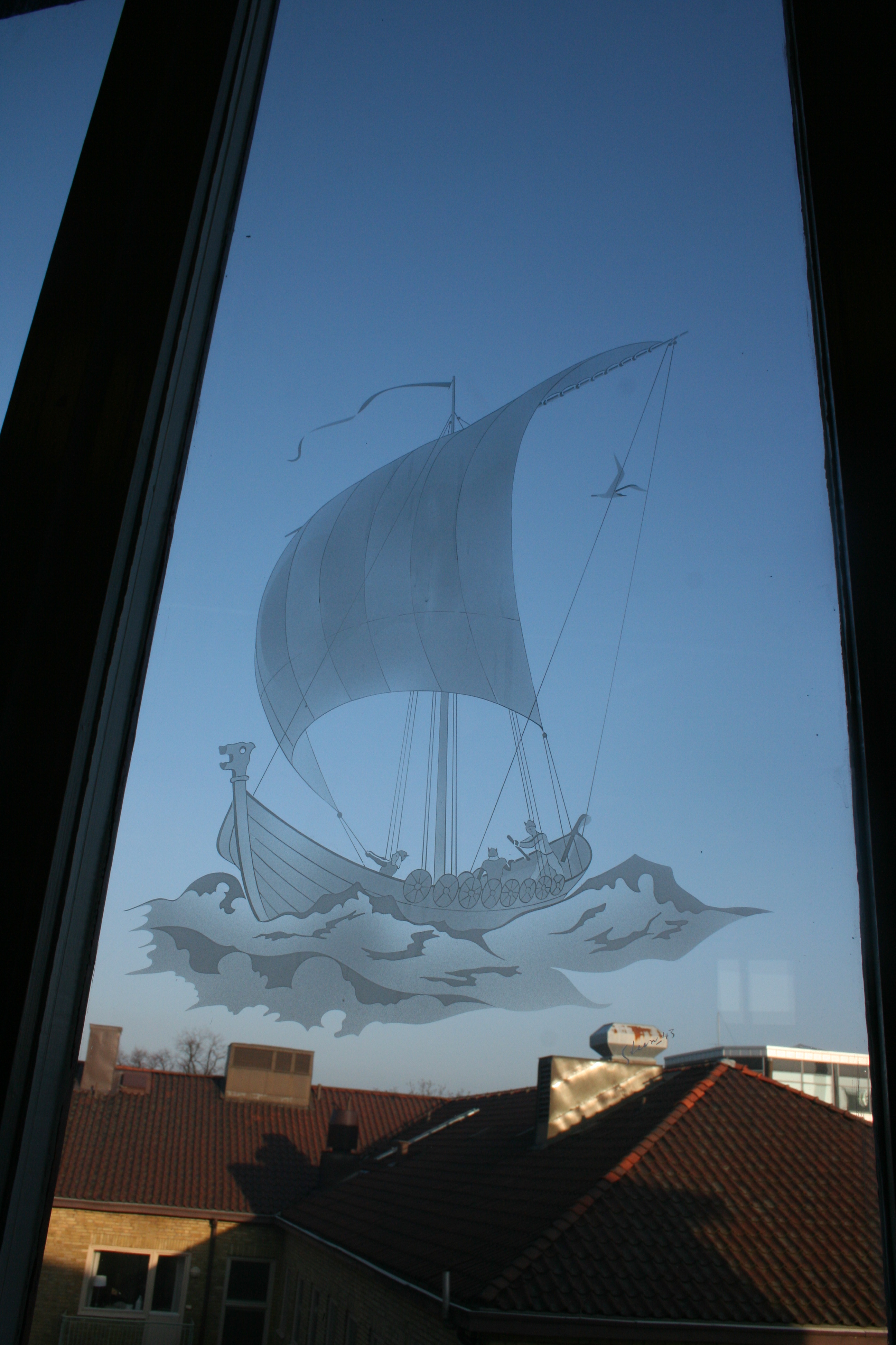 Exempel på de etsade fönstren i trapphuset; här ett vikingaskepp.
