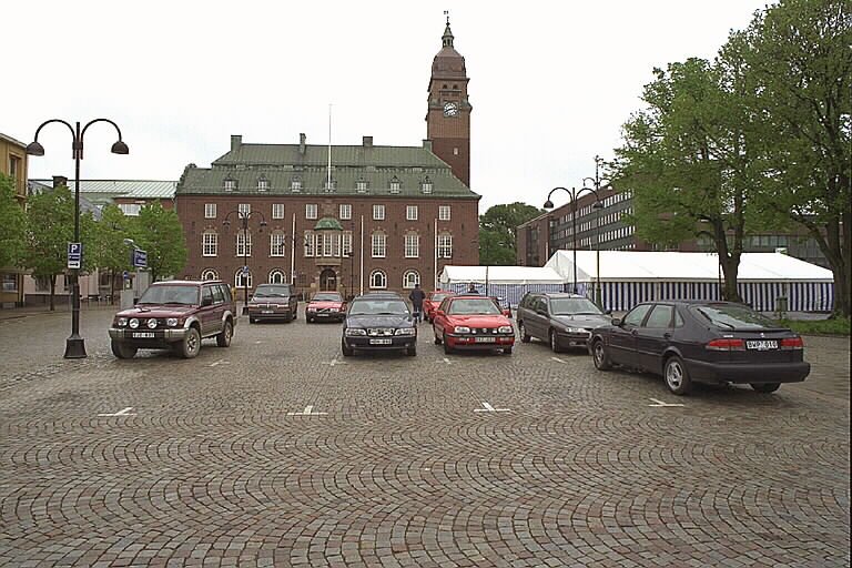 Nässjö stadshus. Torget och parkering med stadshuset i bakgrunden.