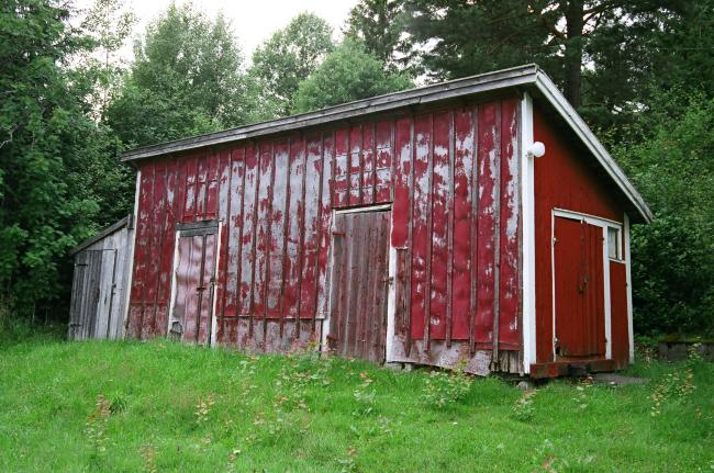 Förvaringsboden. Bilden tagen från öst.