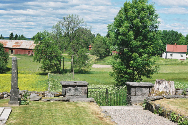 Rölanda prästgård och f d arrendatorsbsostaden sedd från kyrkan. Foto från norr.