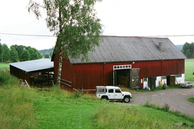 Den yngre ladugården samt fårhuset. Bilden tagen från nordväst.NV