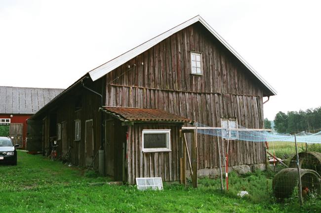 Den äldre ladugården. Bilden tagen från nordväst.