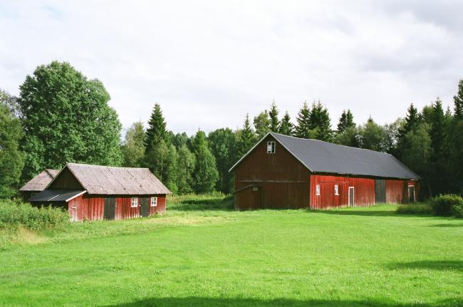 Till vänster Småfähuset och till höger Ladugården. Bilden tagen från nordväst.
