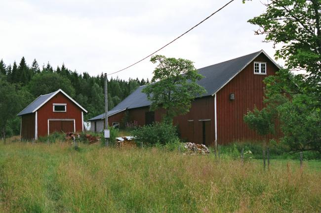 Till höger ser man ladugården och till vänster Traktorgaraget. Bilden tagen från nordöst.