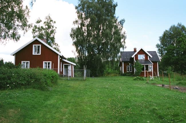 Bostadshusen på Rölanda-Åsen 2:8. Bilden tagen från sydväst.