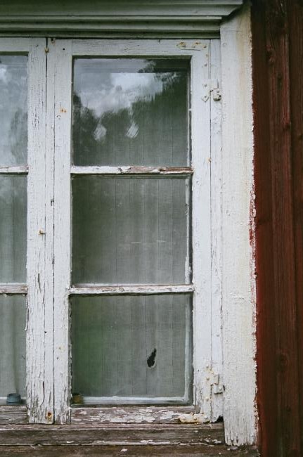 Närbild på stugans fönster med beslag från tidigt 1800-tal.