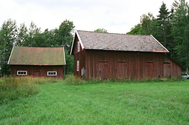 Bild på Spanmålsmagasinet taget från söder. I bakgrunden till vänster syns fähuset.