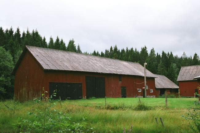 Den bortre delen av byggnaden är den gamla ladugården som är timmrad. Bilden tagen från norr.