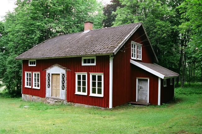 Boningshuset från sydöst. Verandan har rasat men skall rekonstrueras inom kort.