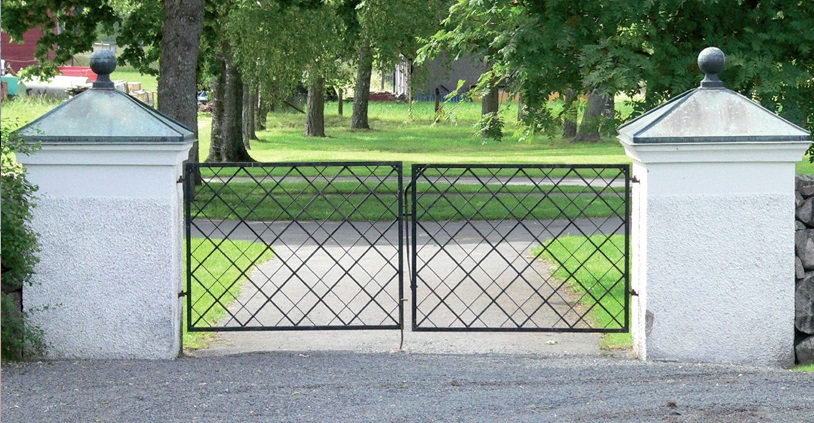 Till utvidgningen i norr. Liknande grindar, även de av Ivar Andersson, finns på annat håll i länet. Gången