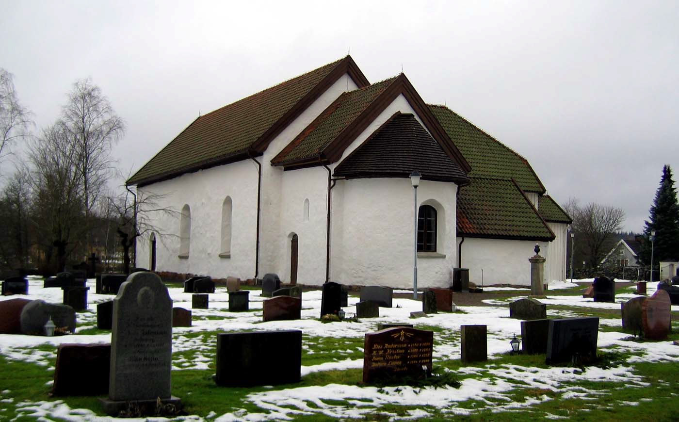 Bringetofta kyrka sedd från sydost så att de medeltida delarna framträder särskilt tydligt.