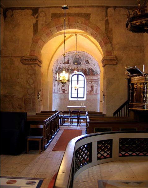 Kyrkans medeltida delar sedda från det nuvarande koret.