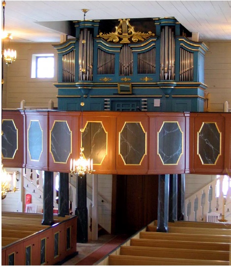 Långhuset med läktaren och orgeln. Läktarens mittparti har sedan 1923 en konvex form.Tidigare var den konkav. Orgeln restaurerades 2003 och återfick då en blå kulör.