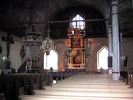 Kyrkorummet med altaruppsatsen i öster.