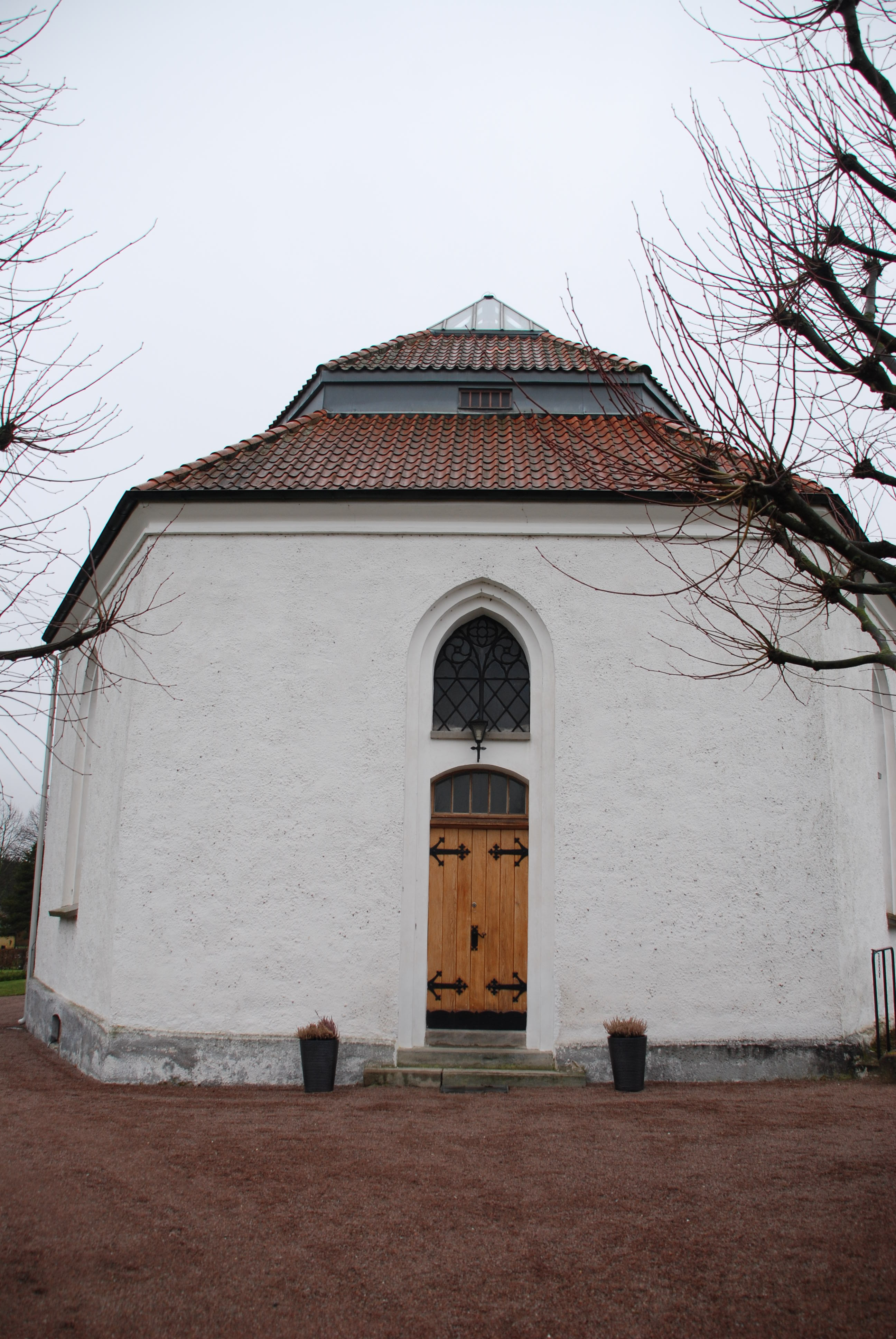 Billeberga kyrka mot öster med säteritakets lanternin