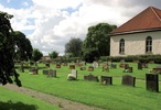 Kyrkogårdens östra del med låga vårdar från mellan- och efterkrigstiden.