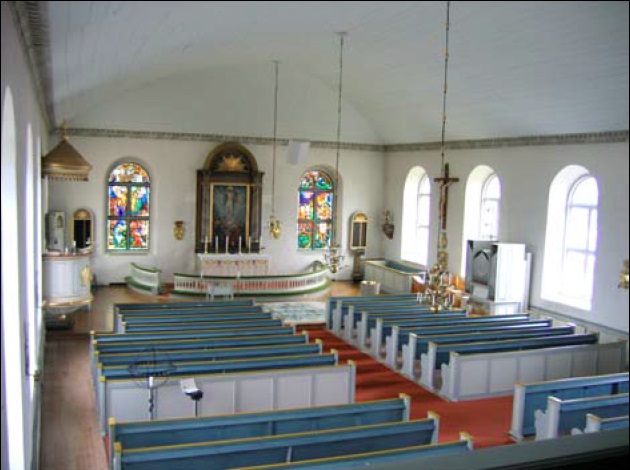  Vy över långhuset där det tämligen
kulörta kyrkorummet är tydligt. Färgsättningen kan
ses som en förlängning av glasmålningarna i koret.
